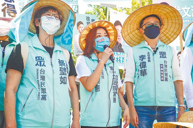 民眾黨提名立法院黨團主任陳琬惠（中）參選宜蘭縣長，陳琬惠指出，她沒有藍綠夾殺的問題，而是給大家新的選擇。（李忠一攝）