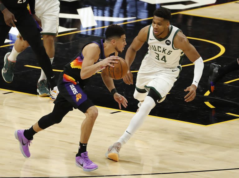 Otra vez: Devin Booker busca y Antetokounmpo sale al cruce del "1" de los Suns