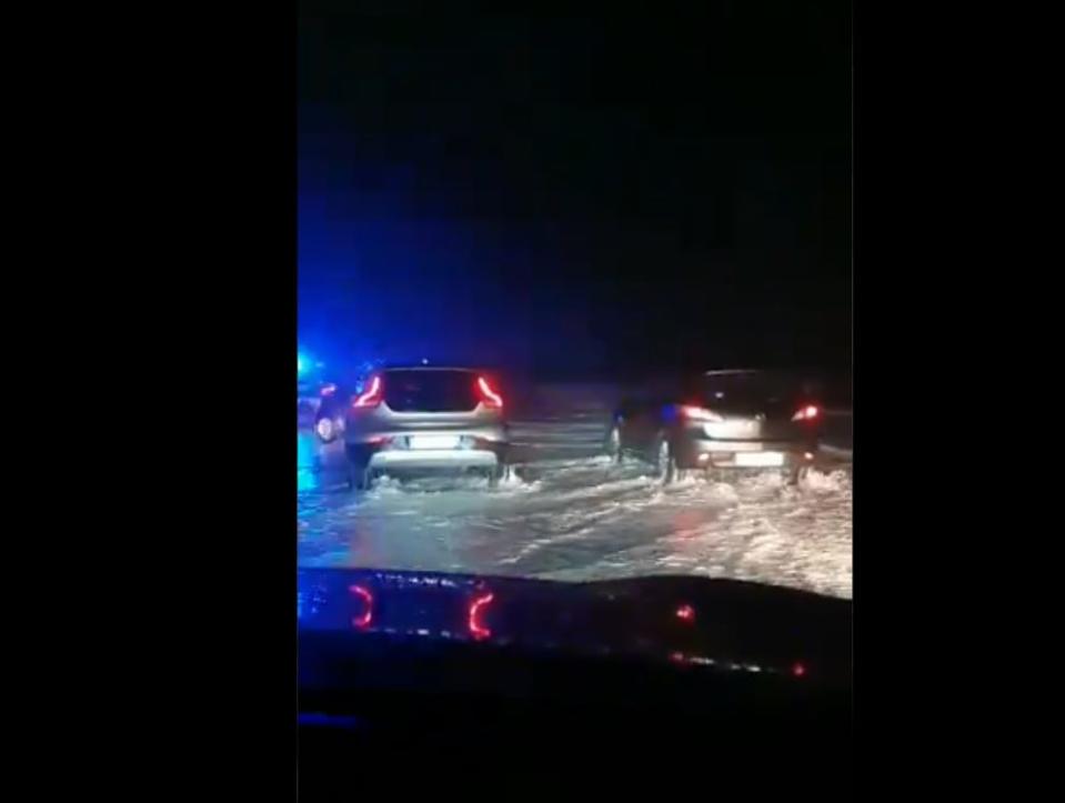 Mareggiata sul lungomare di Napoli (Twitter)