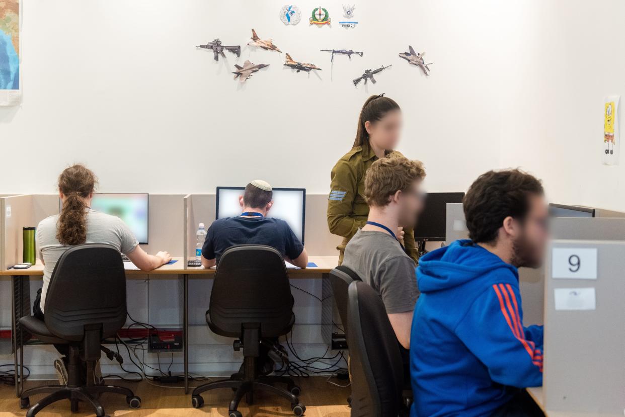 Students of Ro'im Rachok's electronics class