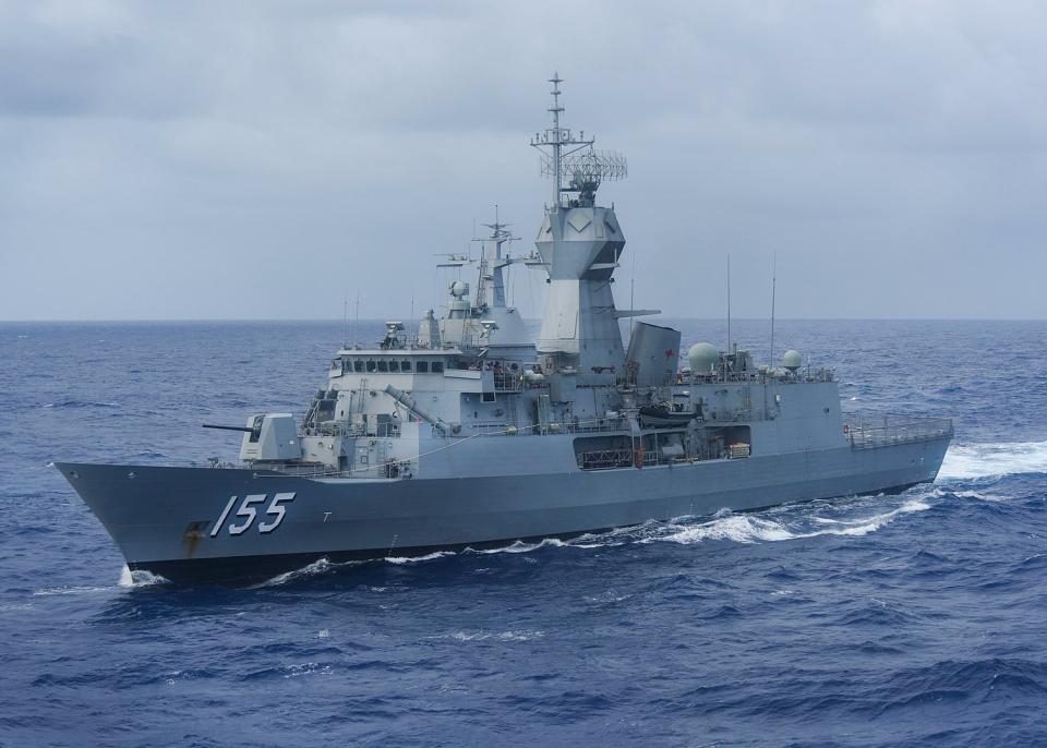澳大利亞皇家海軍(Royal Australian Navy) 安扎克級(Anzac Class) 飛彈巡防艦巴拉瑞特號( HMAS Ballarat, FFH 155 )於2016年環太平洋演習（RIMPAC 2016）中進行整補作業。美國海軍US Navy。