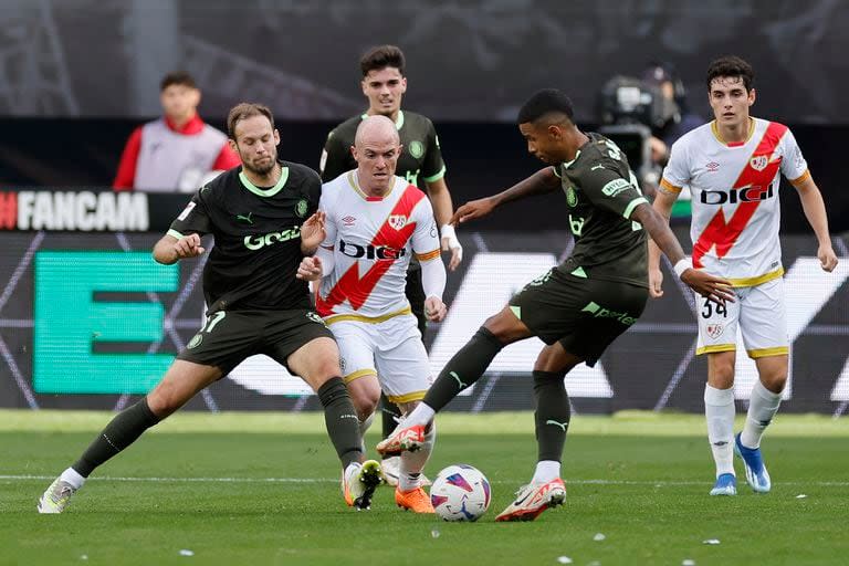 Daley Blind, izquierda, junto a su compañero Sávio le cierra el paso a Palazón durante la victoria de Girona ante Rayo Vallecano