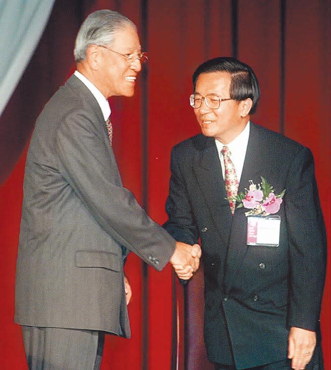 錢復最新出版的回憶錄，透露1998年台北市長選舉時，時任總統的李登輝曾力挺陳水扁。（資料照片）