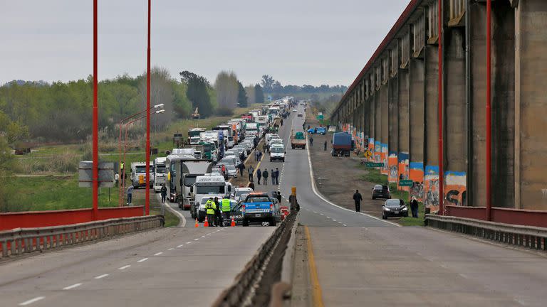 Un camión chocó y quedó colgado del puente Zárate-Brazo Largo. El conductor se quedó dormido, se cruzó de carril y quedó adentro de la cabina, frente al vacío; no hubo heridos; está cortado el tránsito y hay demoras en la zona