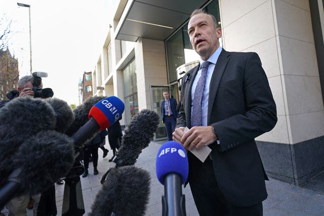 El secretario de Irlanda del Norte, Chris Heaton-Harris, habla con los medios de comunicación en las afueras de Erskine House, Belfast. 