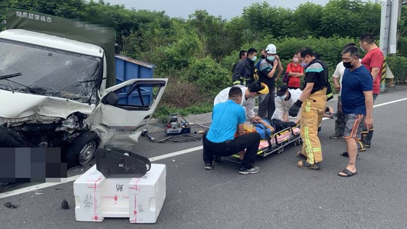 休旅車失控衝對向車道　小貨車挨撞駕駛受困車內