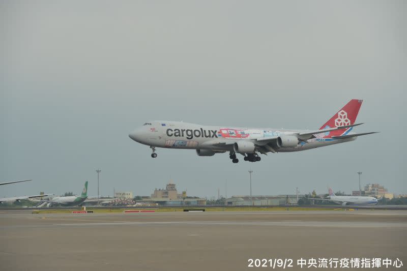 ▲首批BNT疫苗由盧森堡國際貨運航空的CV7962波音747-800型貨機搭載來台。（圖/指揮中心提供）