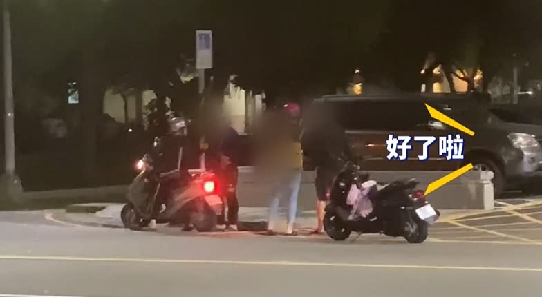 另一車的騎士看男子吵鬧不休，只好道歉，想辦法離開。（圖／東森新聞）