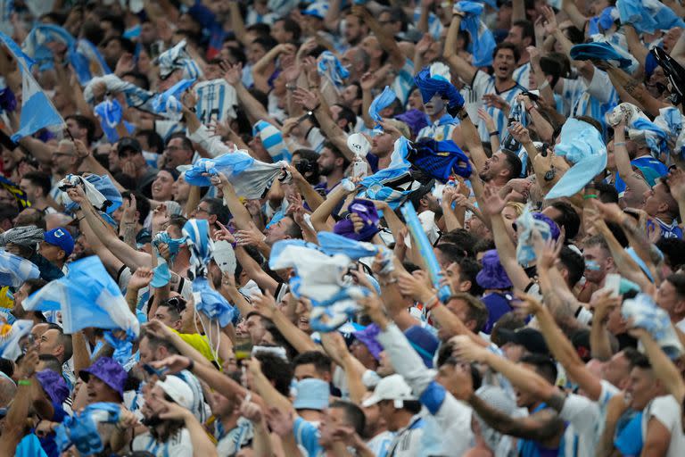 Hinchas argentinos festejan el gol de Lionel Messi durante el partido que disputan Argentina y México, por la primera fase de la Copa del Mundo Qatar 2022 en el estadio Lusail, Doha, el 26 de Noviembre de 2022.