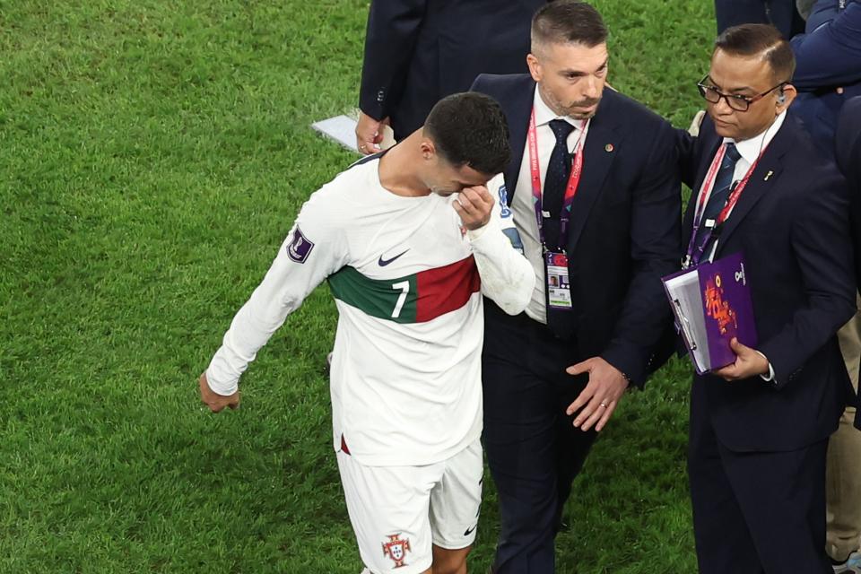 Cristiano Ronaldo marchándose del campo entre lágrimas tras la eliminación de Portugal. (Foto: Alexander Hassenstein / Getty Images).