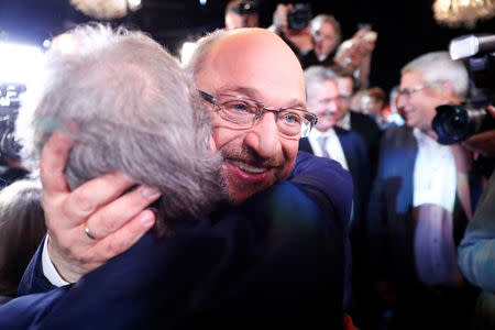 Germany's Social Democratic Party (SPD) candidate for chancellor Martin Schulz greets a party members after the TV debate with his challenger German Chancellor Angela Merkel of the Christian Democratic Union (CDU) in Berlin, Germany, September 3, 2017. 24. REUTERS/Fabrizio Bensch