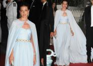 Carlota Casiraghi ha heredado el gusto por la moda de Grace Kelly. En 2011 homenajeó a la actriz durante la cena de boda de Charlene Wittstock y Alberto de Mónaco luciendo este vestido de Giambattista Valli. Se trata de un diseño muy parecido al que su abuela llevó en 'Atrapa a un ladrón' (1955). (Foto: Stephane Cardinale / Getty Images)