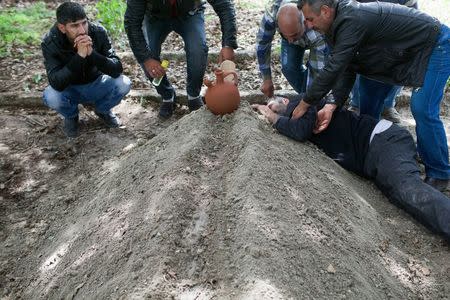People mourn at the grave of a dead miner after the burial service in a cemetery in Soma, a district in Turkey's western province of Manisa May 14, 2014. REUTERS/Erdem Donutkan/KODA Collective