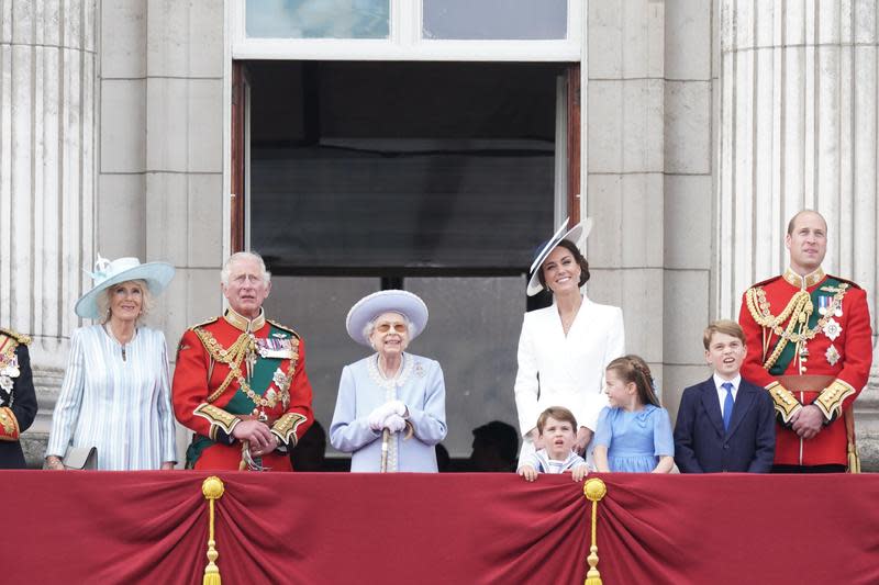英國女王與其他王室成員現身白金漢宮露台。（翻攝The Royal Family推特）