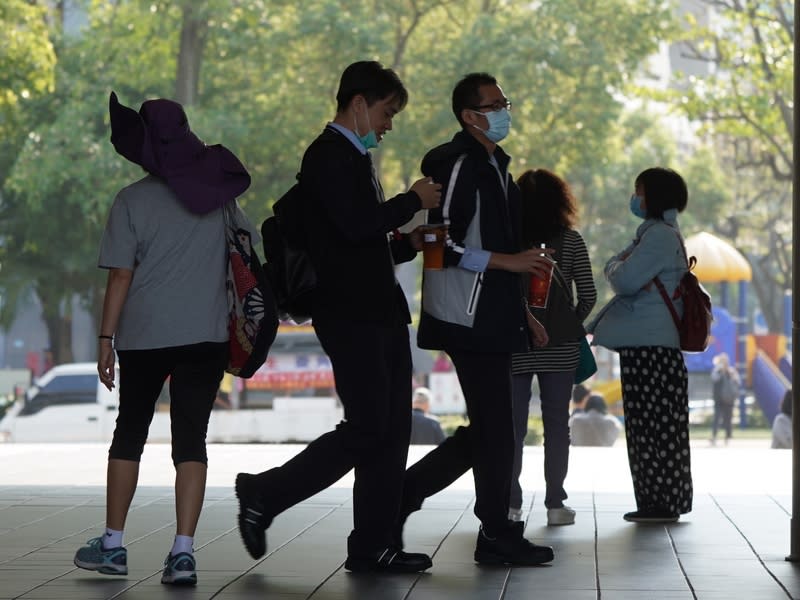 主計總處今日公布今年度人力運用調查結果，全時受僱者月薪不到3萬元者首度跌破200萬，創下歷史新低（資料照／中央社提供）