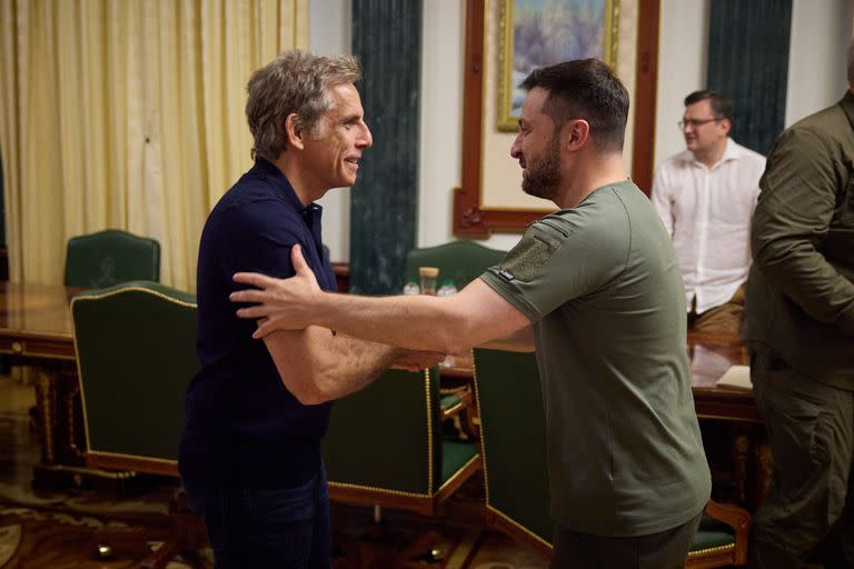 El presidente de Ucrania, Volodimir Zelenski, se reúne con el actor, director, guionista y productor de Hollywood, Ben Stiller.