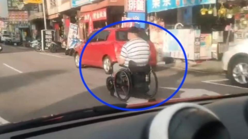 阿伯騎輪椅超車汽車。（圖／翻攝自爆廢公社公開版）