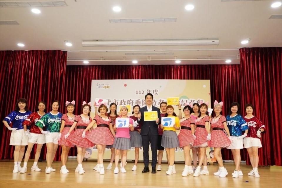 台北市長蔣萬安出席「112年度重陽敬老禮金致送暨重陽節系列活動記者會」。（記者王誌成攝）