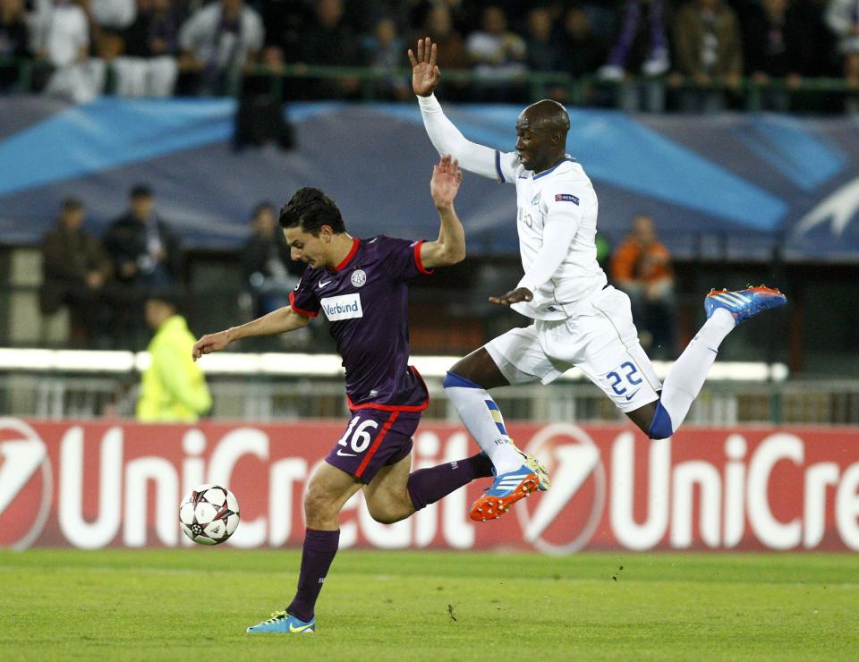 Porto's Eliaquim Mangala (R) challenges Austria Wien's Philipp Hosiner during their Champions League Group G soccer match in Vienna September 18, 2013. REUTERS/Heinz-Peter Bader (AUSTRIA - Tags: SPORT SOCCER)