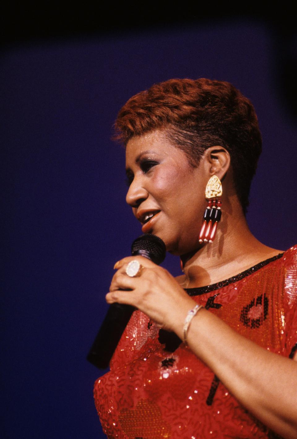 <p>Aretha Franklin trägt bei einem Auftritt in einem Kasino in Atlantic City ein rotes Paillettentop und Statement-Ohrringe mit großen Schmucksteinen. (Foto von Waring Abbott/Getty Images) </p>