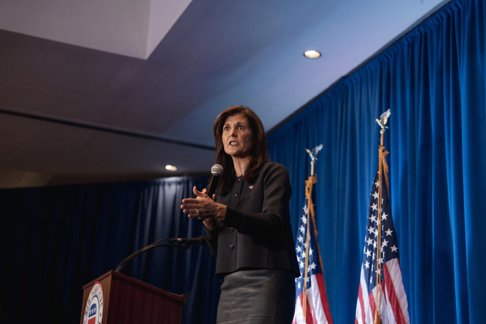 Nikki Haley, candidata republicana a la presidencia, ofrece un discurso en la cumbre de liderazgo First in the Nation llevada a cabo en Nashua, Nuevo Hampshire, el viernes 13 de octubre de 2023. (John Tully/The New York Times).