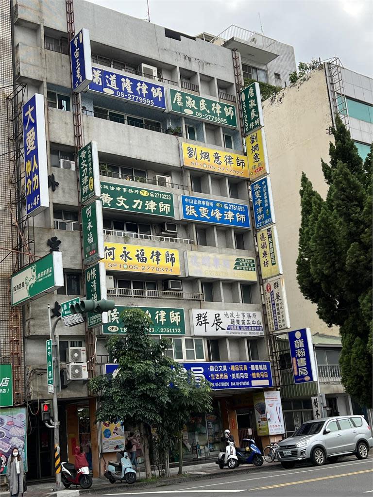 貨真價實「律師樓」！嘉義市超狂建築物「招牌掛滿」網笑：別惹這棟住戶