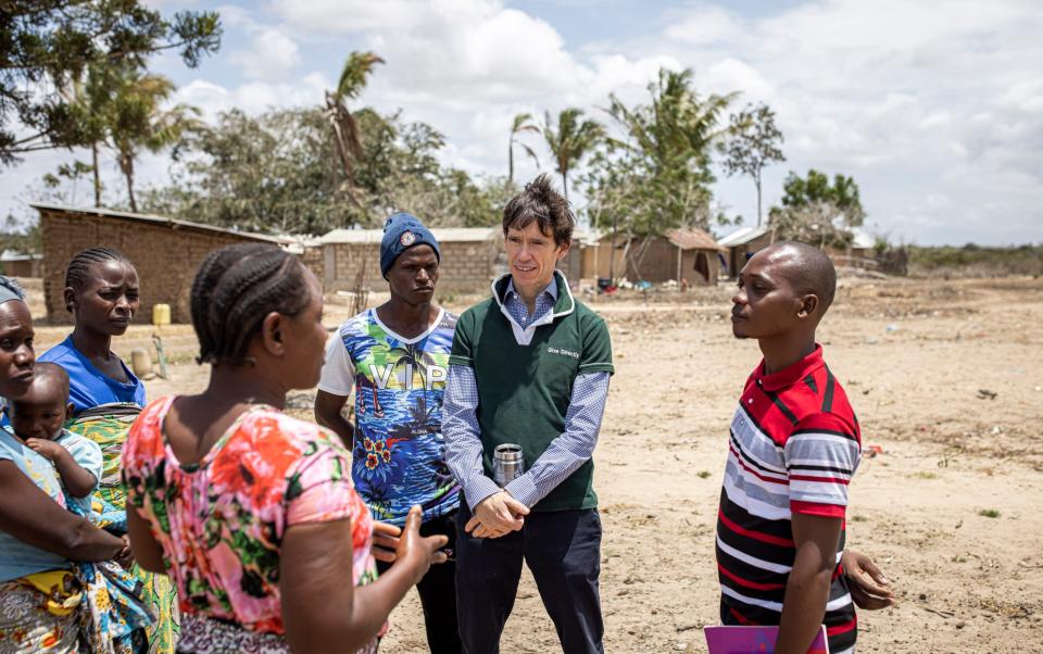 Give Directly CEO Rory Stewart speaks to residents from Mgandamwani village in Kilifi County, Kenya - Patrick Meinhardt/The Telegraph