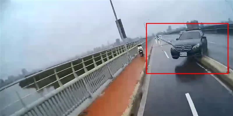 賓士車撞上華江橋護欄險墜落新店溪。（圖／翻攝臉書《我是板橋人》）