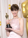 Wer in diesem Prada-Dress von Anne Hathaway lediglich ein elegantes Kleid in Rosé sieht, hat bei den Oscars 2013 wohl nicht genau hingeschaut. Schließlich betonte die Abendrobe nicht nur ihre gertenschlanke Figur, sondern vor allem auch die Tatsache, dass sie keinen BH trug und ihre Brustwarzen sich sichtbar unter dem Stoff abzeichneten. Sogar einen eigenen Twitter-Account haben Letztere deswegen seit ihrem Oscar-Gewinn. (Bild-Copyright: Getty Images)