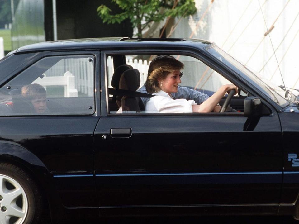 Der schwarze Ford Escort mit dem blauen Zierstreifen gehörte einst Prinzessin Diana. (Bild: getty images /Tim Graham Photo Library )