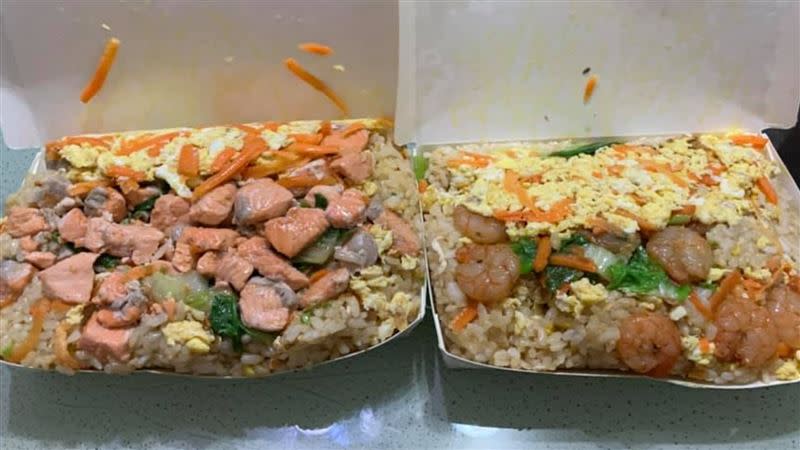 有網友分享鋪滿鮭魚肉的爆料炒飯，一打開料多到溢出來。（圖／翻攝自臉書美食公社）