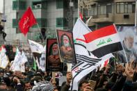 Des partisans du Hachd al-Chaabi, coalition de factions irakiennes pro-Iran, manifestent dans les rues de Bagdad le 1er janvier 2022, pour commémorer le deuxième anniversaire de l'assassinat par les Etats-Unis du général irakien Qassem Soleimani et de son lieutenant irakien (AFP/Sabah ARAR)