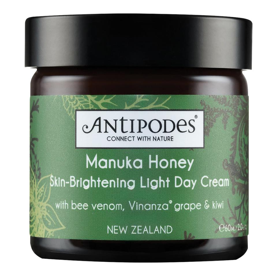 50€<br><p>Le venin d'abeille et la fougère noire Mamaku créent un effet légèrement reliftant.</p><br><a href="https://www.sephora.fr/p/manuka-honey---creme-de-jour-legere-illuminatrice-au-miel-de-manuka-P3966100.html " rel="nofollow noopener" target="_blank" data-ylk="slk:Acheter;elm:context_link;itc:0;sec:content-canvas" class="link ">Acheter</a>