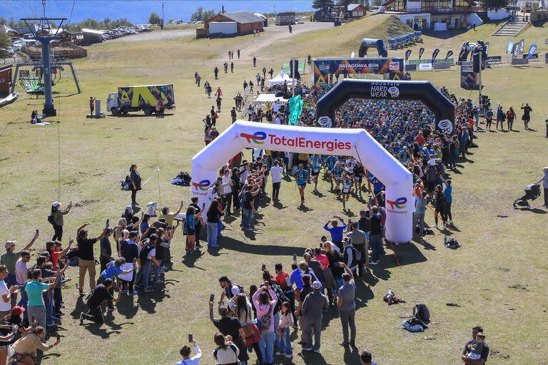 La partida de una de las siete pruebas de diversas distancias que compusieron Patagonia Run 2024, en el cerro Chapelco, que se repartió las llegadas con la plaza central de San Martín de los Andes.