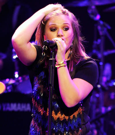 Kelly Clarkson: Dating Is Like "American Idol"