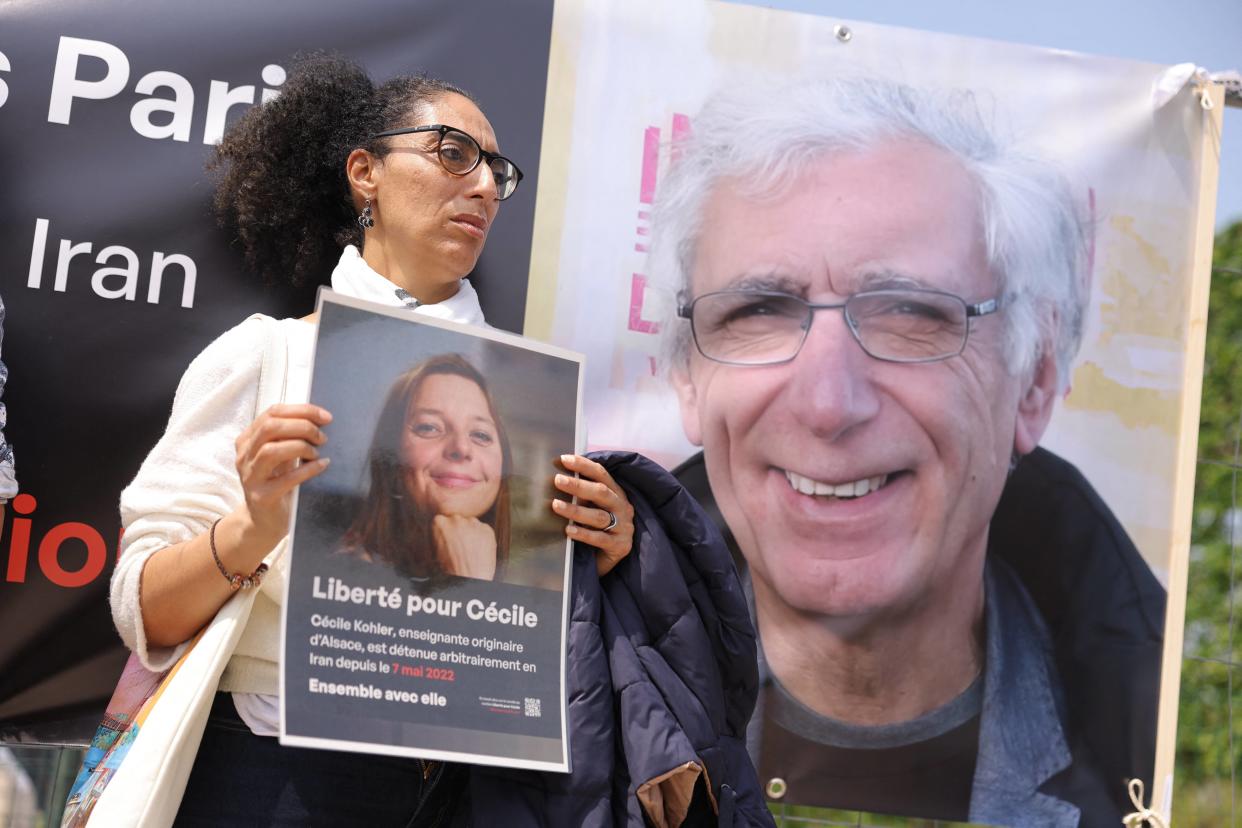 Les visages de Cécile Kohler et Jacques Paris lors d’une manifestation de soutien à Paris, le 14 mai 2023.