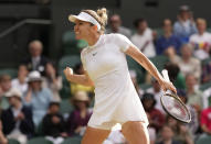 Simona Halep celebra tras derrotar a Paula Badosa en los de octavos de final del torneo de Wimbledon, el lunes 4 de julio de 2022. (AP Foto/Alberto Pezzali)