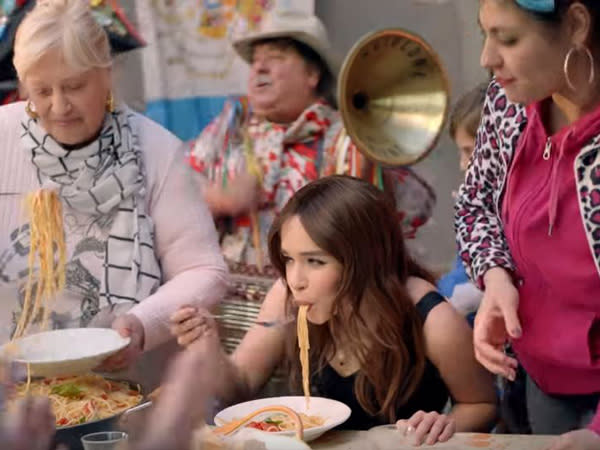 <p>La dernière campagne publicitaire de<em> Dolce & Gabbana</em> met en scène Emilia Clarke, la star de la série <em>Game of Thrones</em>. On y voit la jeune femme en train de manger des spaghettis “al dente” à pleine bouche.<br> Crédit photo : Youtube Dolce & Gabanna </p>