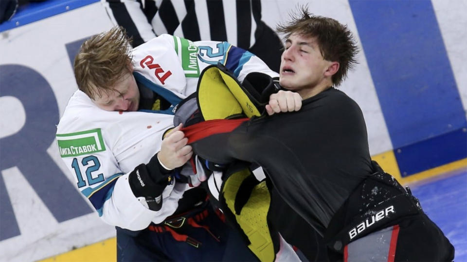 Avangard Omsk and HC Sochi started their KHL preseason game with a full-out line brawl. (Photo via @HockeyNewsHub/Twitter)