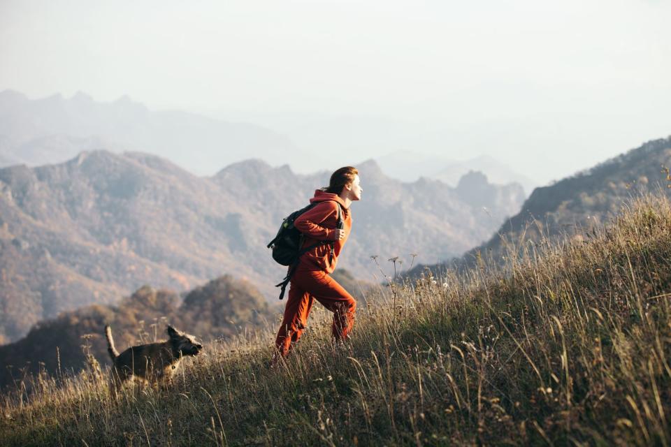 <p>Zu nachhaltigen Labels zählen auch Sports- und Outdoorwear wie etwa Patagonia, Vaude oder Pyua sowie die Bademode von Mymarini. Diese Firmen setzen auf langlebige Produkte, die aus nachhaltigen Materialien und recycelten Stoffen, wie zum Beispiel Fischernetzen produziert werden. Dabei wird die funktionale Sportkleidung (etwa von Patagonia) in einem Kreislaufsystem nach Gebrauch zurückgekauft, aufgearbeitet als Secondhand wieder angeboten oder das Material recycelt. (Bild: iStock/OLGA KAZANTSEVA)</p> 