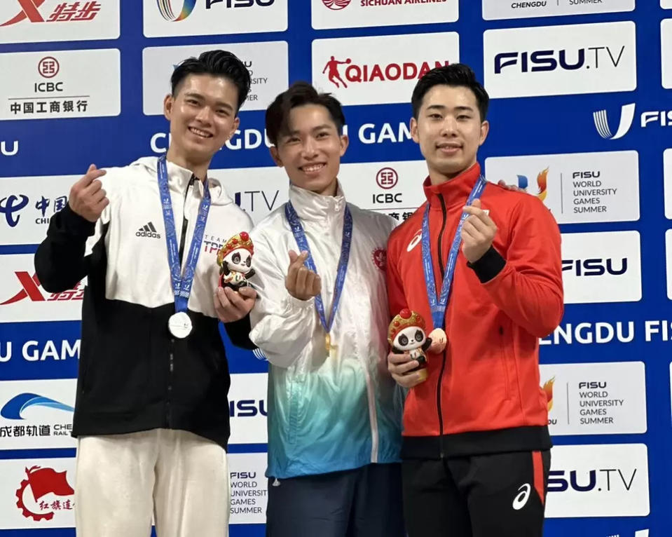 孫家閎(左）與金牌香港選手許得恩（中）及銅牌日本選手蝦名冬馬（右)在頒獎台合影。體育署提供