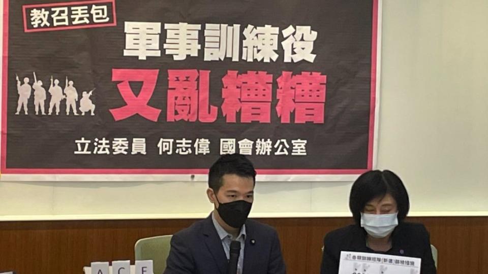 民進黨立委何志偉今（8日）舉行記者會揭露，國防部防疫政策導致軍營慘淪病毒培養皿。（圖/TVBS）