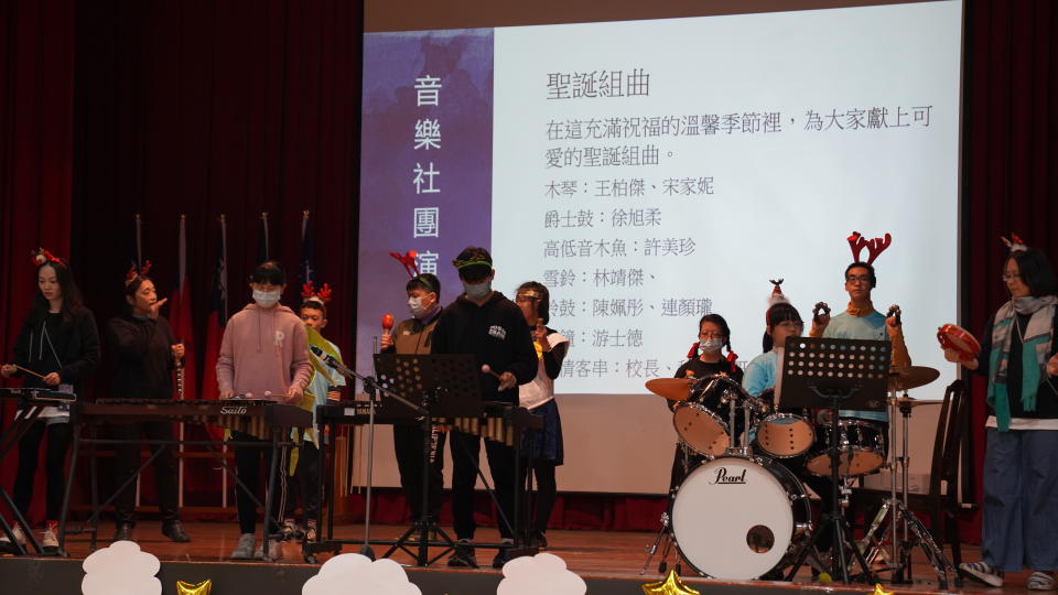 臺北市立啟聰學校師生合作打擊樂表演