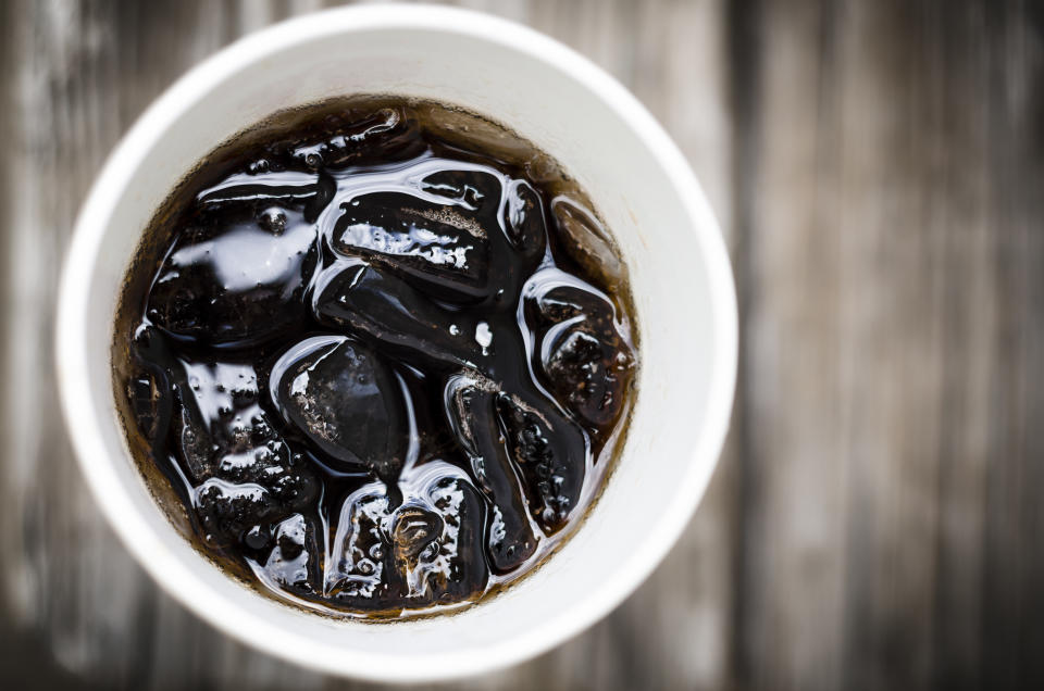 Softdrinks sind nicht gesund, das steht fest - welche unbekannten Stoffe außer Zucker und Süßungsmittel darin enthalten sein können, ist jedoch erschreckend (Symbolbild: Getty Images)