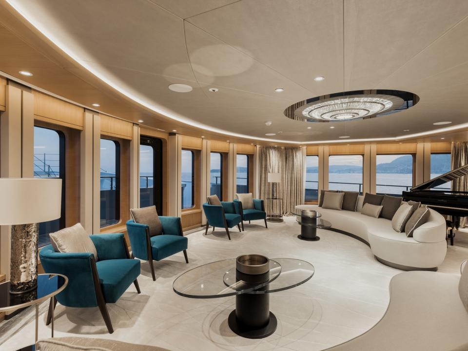 piano lounge on Victorious superyacht