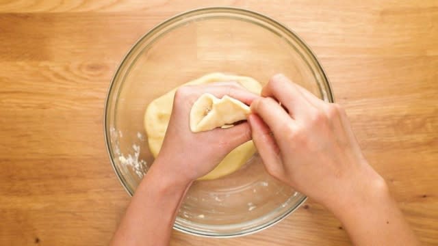 Sealing kok chye puff dough