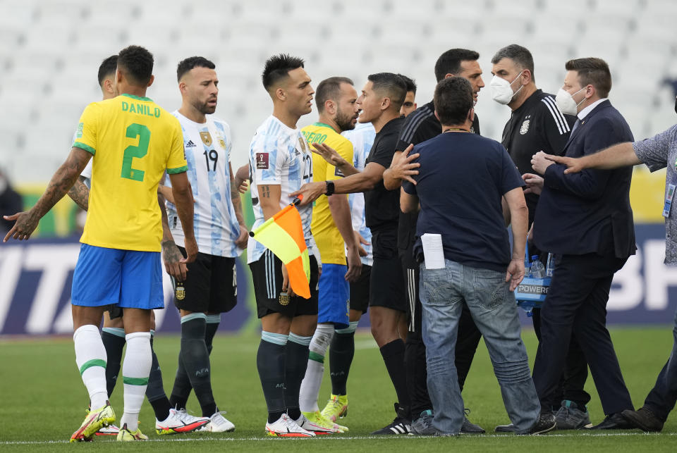 Los jugadores de Brasil y Argentina charlan tras la interrupción del partido por las eliminatorias de la Copa Mundial, el domingo 5 de septiembre de 2021, en Sao Paulo. (AP Foto/Andre Penner)