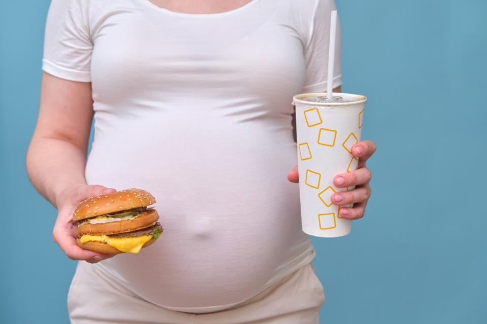 New research warns about the risks that come with pregnant moms eating fast food. ÐÐ½Ð´ÑÐµÐ¹ ÐÑÑÐ°Ð²Ð»ÐµÐ² – stock.adobe.com