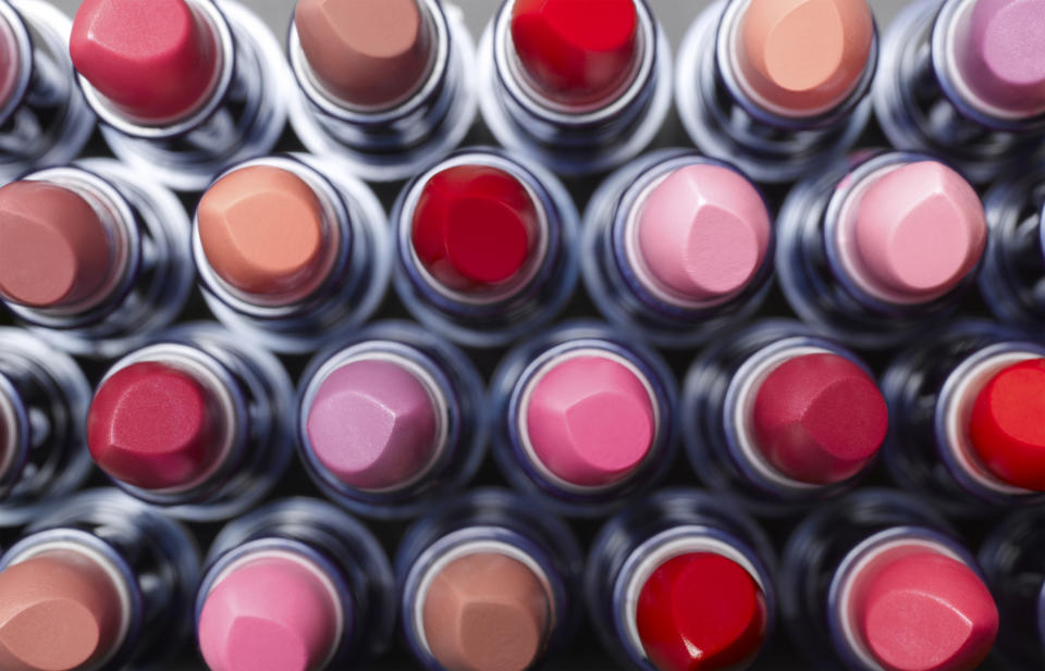 Make-up-Artists verwenden zum Auftragen des Lippenstifts einen Pinsel – oder desinfizieren die Spitze nach jeder Anwendung. (Bild: Getty Images)