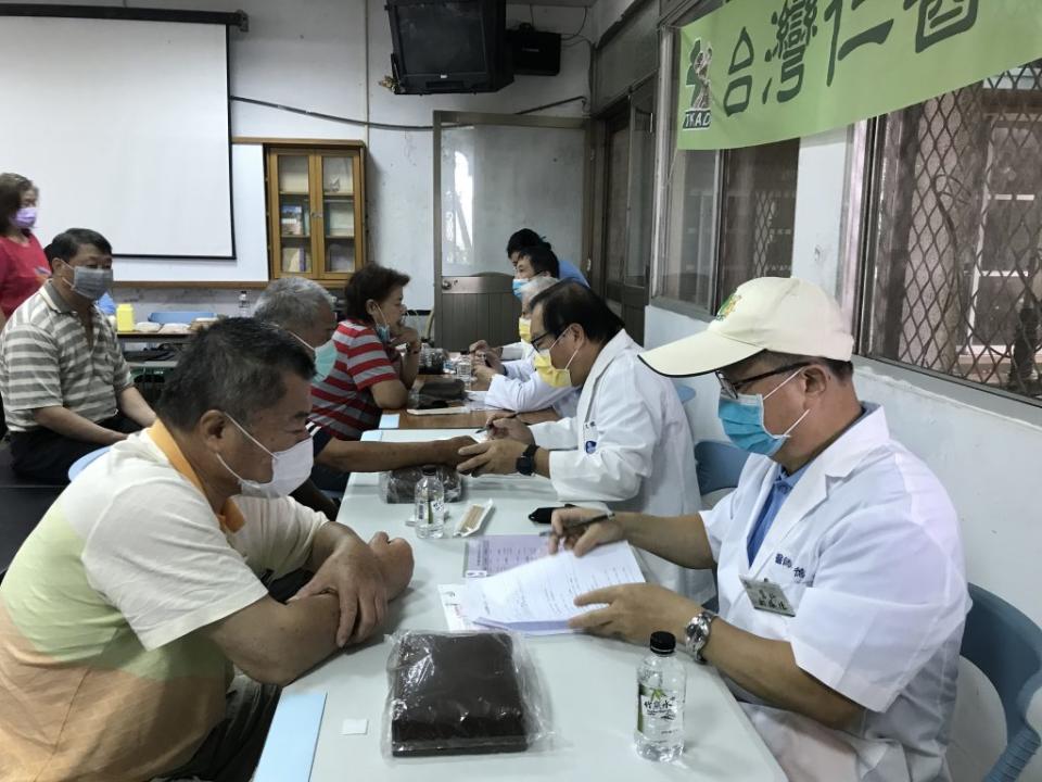 台灣仁醫騎士團至雲林偏鄉古坑樟湖村義診，湧進七十多位村民前往看診。（記者陳正芬攝）